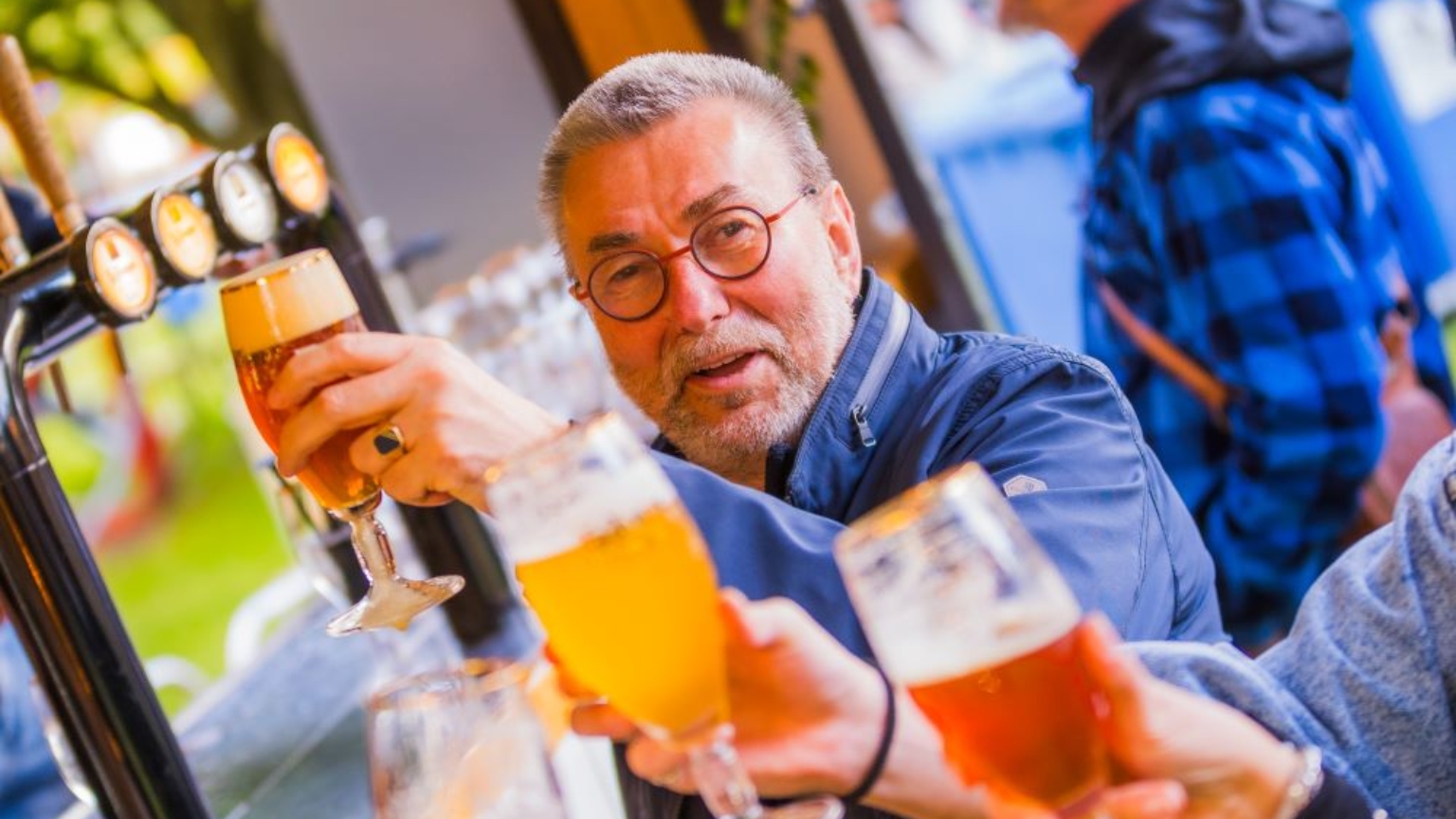 Proosten Bij Markant Met Biertje